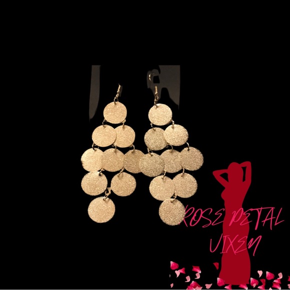 Gold circle design earrings. - Picture 1 of 3